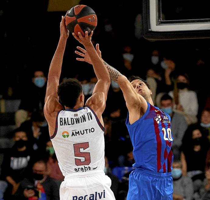 Baldwin lanza a canasta sin que Laprovittola pueda taponarle. Foto: Alejandro García