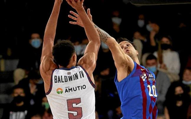 Baldwin lanza a canasta sin que Laprovittola pueda taponarle. Foto: Alejandro García