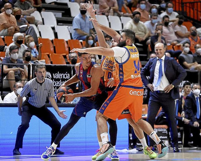 Baldwin, presionado por Dubljevic y Dimitrijevic en los minutos decisivos de la visita al Valencia Basket el pasado sábado. Foto: ACB Photo/ M. A. Polo