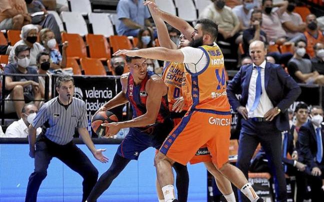 Baldwin, presionado por Dubljevic y Dimitrijevic en los minutos decisivos de la visita al Valencia Basket el pasado sábado. Foto: ACB Photo/ M. A. Polo
