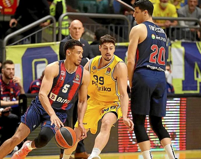 Baldwin trata de superar la defensa de Ziv en el duelo de ayer en Tel Aviv. Foto: Abir Sultan