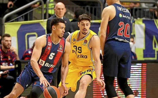 Baldwin trata de superar la defensa de Ziv en el duelo de ayer en Tel Aviv. Foto: Abir Sultan