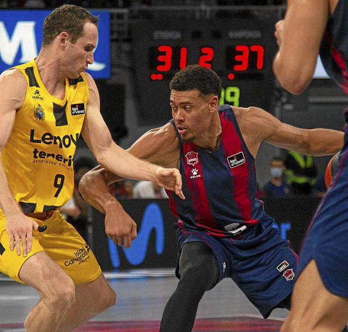 Baldwin, en la imagen defendido de cerca por Huertas, volvió a ofrecer un rendimiento decepcionante en la jornada de ayer. Foto: Josu Chavarri