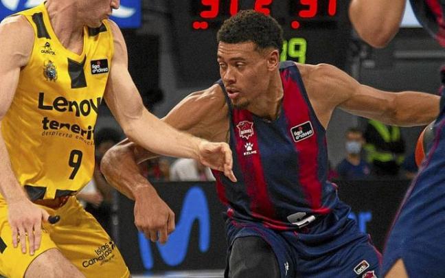 Baldwin, en la imagen defendido de cerca por Huertas, volvió a ofrecer un rendimiento decepcionante en la jornada de ayer. Foto: Josu Chavarri