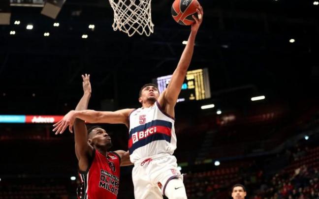 Baldwin penetra a canasta durante la derrota sufrida en Milán