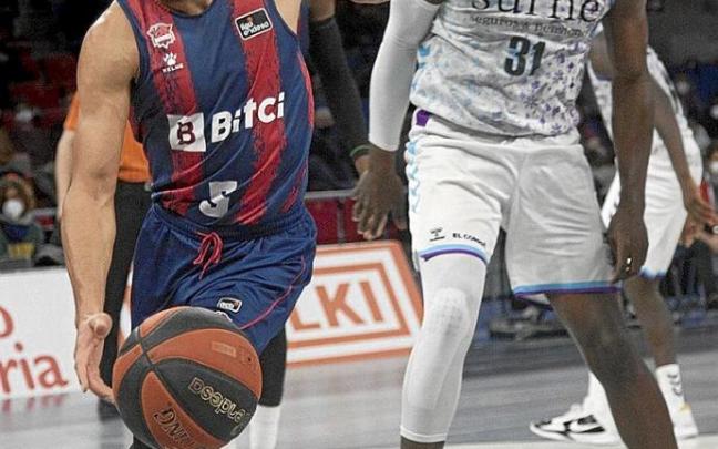 Baldwin bota el balón en presencia de Ángel Delgado. Foto: Josu Chavarri