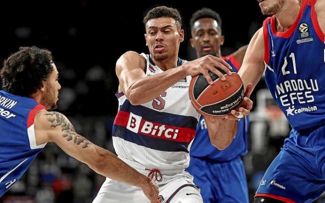 Pleiss y Larkin cierran el paso a Baldwin en una entrada a canasta. Foto: Erdem Sahin