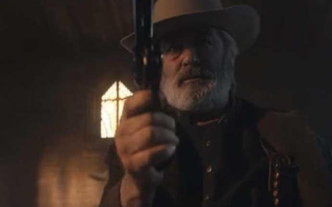 Alex Baldwin, ensayando con el arma.