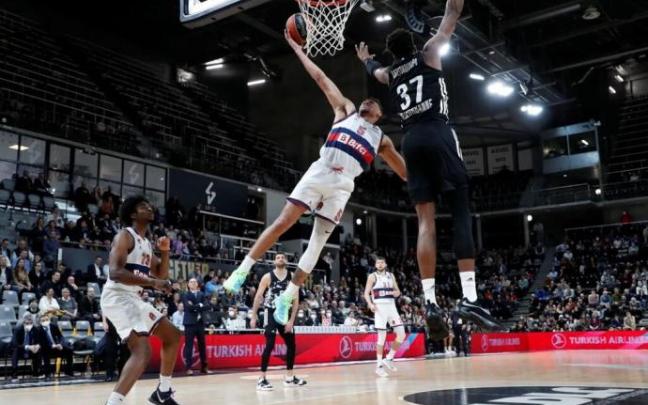 Baldwin ataca la defensa de Antetokounmpo.