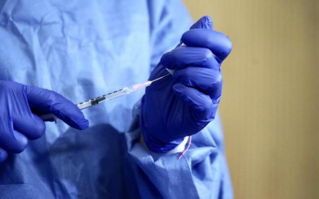 Una enfermera sostiene una jeringuilla con una dosis de la vacuna contra el coronavirus.