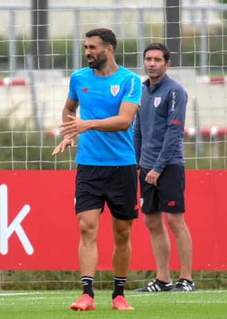 Mikel Balenziaga junto a Marcelino durante el entrenamiento del Athletic de este jueves