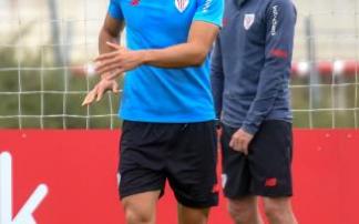 Mikel Balenziaga junto a Marcelino durante el entrenamiento del Athletic de este jueves Mikel Balenziaga junto a Marcelino durante el entrenamiento del Athletic de este jueves