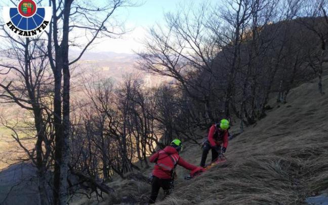 Personal del servicio de emergencias, junto al cuerpo del montañero Personal del servicio de emergencias, junto al cuerpo del montañero