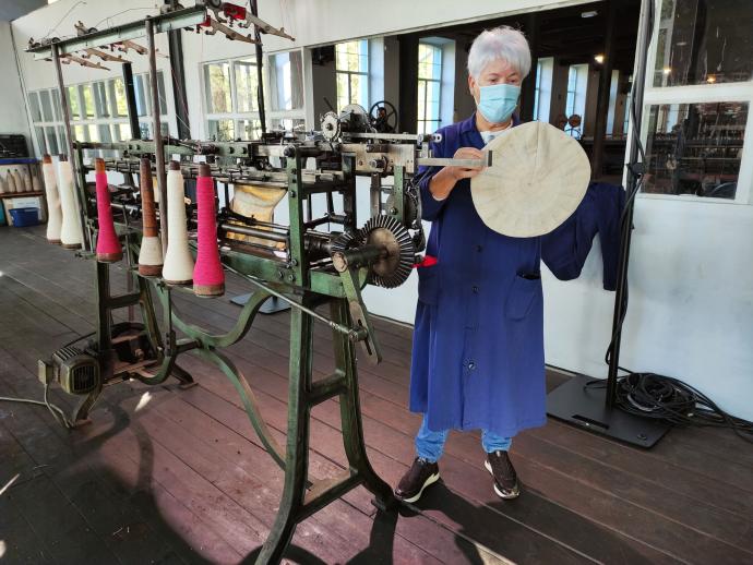 María Pérez, trabajadora de la fábrica y la última persona que utilizó la máquina antes del cierre en 1992, ofreció una exhibición con el restaurador Joaquín Marco.