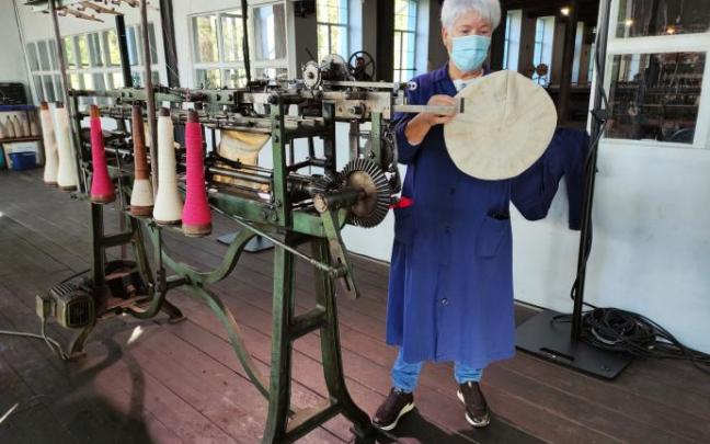 María Pérez, trabajadora de la fábrica y la última persona que utilizó la máquina antes del cierre en 1992, ofreció una exhibición con el restaurador Joaquín Marco. María Pérez, trabajadora de la fábrica y la última persona que utilizó la máquina antes del cierre en 1992, ofreció una exhibición con el restaurador Joaquín Marco.
