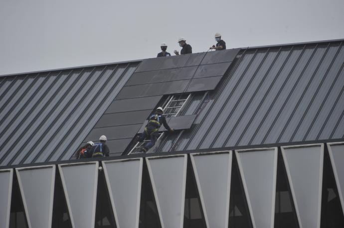 La instalación de placas solares es una de las principales vías para autoabastecerse de electricidad.