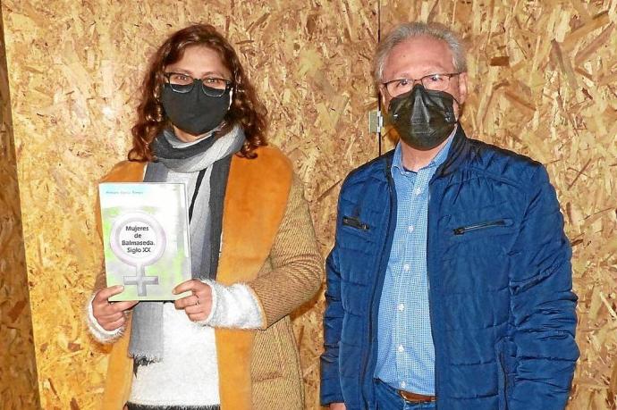 La autora, Aitziber Eguiluz, y Pikizu, de la editorial Harresi. Fotos: E. Castresana