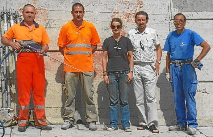 Roberto Zalbidea, segundo por la derecha, en el año 2012 en pleno proceso de creación del mural.