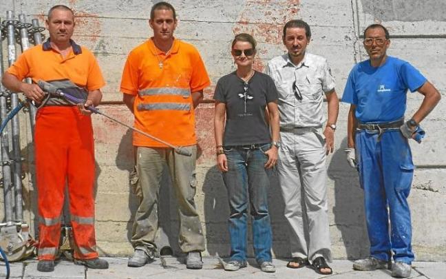 Roberto Zalbidea, segundo por la derecha, en el año 2012 en pleno proceso de creación del mural.