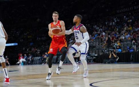 Xabier López-Arostegui ante el estadounidense Damian Lillard en un choque jugado en Las Vegas