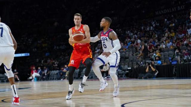 Xabier López-Arostegui ante el estadounidense Damian Lillard en un choque jugado en Las Vegas