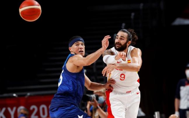 Ricky Rubio disputa el balón con Devin Booker de EEUU.