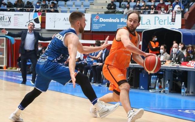 Hevia, del Iraurgi, trata de dar un pase ante Steinarsson, del GBC.