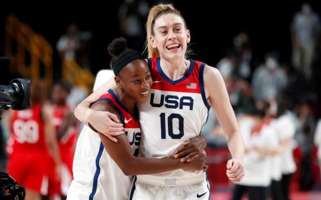 Las jugadoras estadounidenses, Jewell Loyd y Breanna Stewart, celebran el oro. Las jugadoras estadounidenses, Jewell Loyd y Breanna Stewart, celebran el oro.