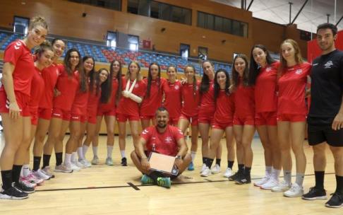 La plantilla del Zuazo rodea a su técnico, Joseba Rodríguez.