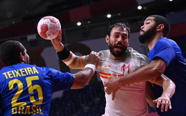 Daniel Sarmiento trata de lanar ante la oposición de la defensa brasileña.