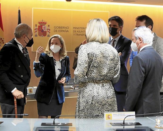 La vicepresidenta Calviño, ayer, junto a los representantes del sector. Foto: Efe