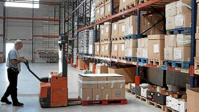 Un voluntario en el Banco de Alimentos de Álava. Foto: Josu Chavarri