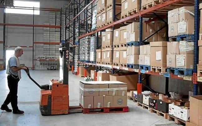 Un voluntario en el Banco de Alimentos de Álava. Foto: Josu Chavarri