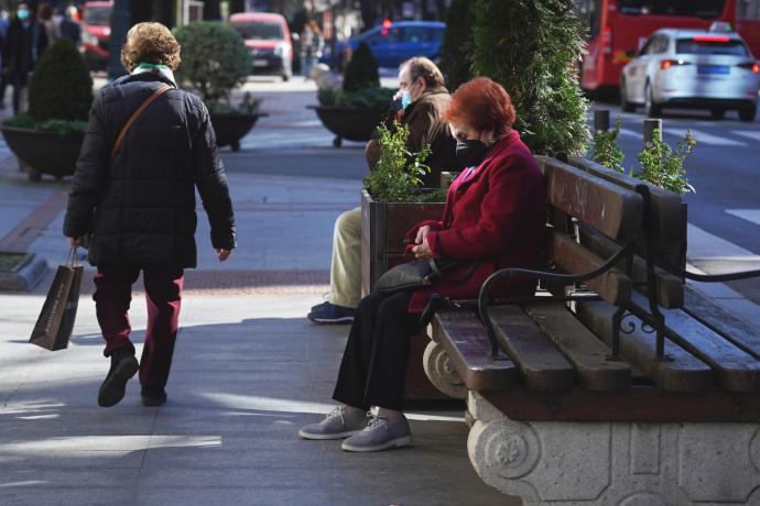 Una mujer descansa en una zona de la capital vizcaina.