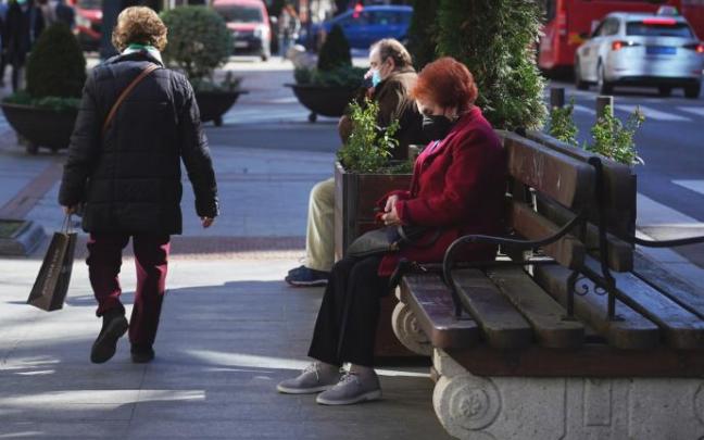 Una mujer descansa en una zona de la capital vizcaina.