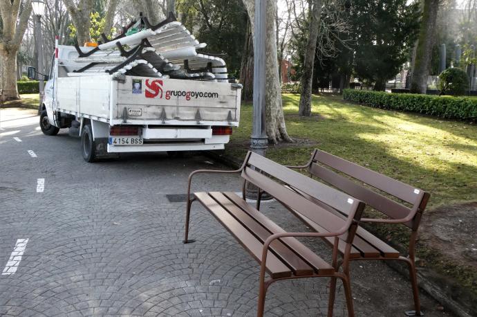 Los viejos y los nuevos bancos del parque de la Media Luna.