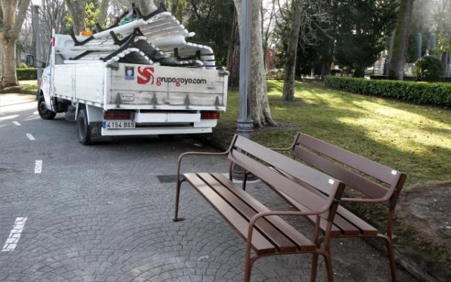 Los viejos y los nuevos bancos del parque de la Media Luna.