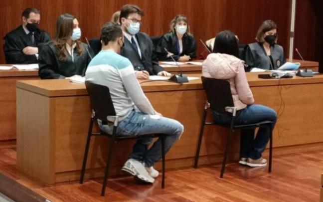 La pareja durante el juicio.
