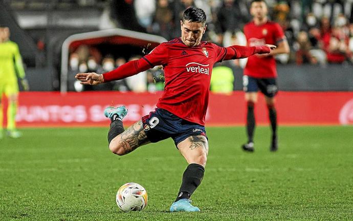 El Chimy Ávila arma su pierna derecha para golpear el balón durante el partido que el pasado sábado disputó Osasuna contra el Rayo en Vallecas. Foto: Europa Press