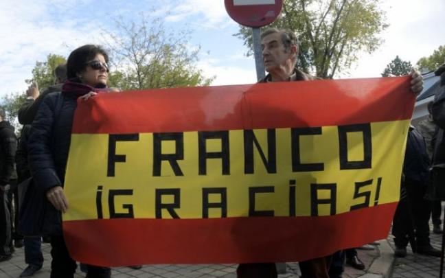 Simpatizantes franquistas se manifiestan en el cementerio de Mingorrubio-El Pardo, donde fueron trasladados los restos del dictador. Simpatizantes franquistas se manifiestan en el cementerio de Mingorrubio-El Pardo, donde fueron trasladados los restos del dictador.