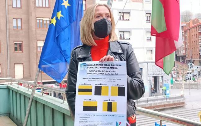 Del Campo muestra el formulario de votación con las cinco propuestas de diseño.