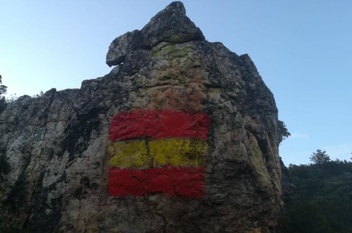 La bandera de España pintada sobre las pinturas rupestres.