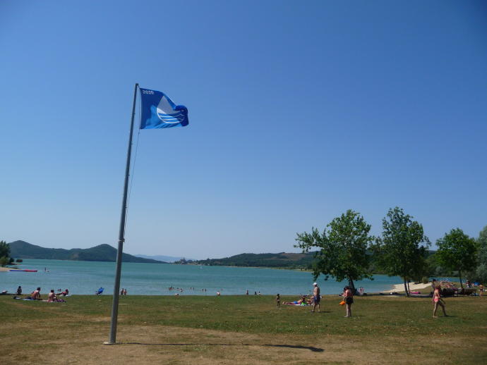 Bandera Azul en la playa de Garaio.