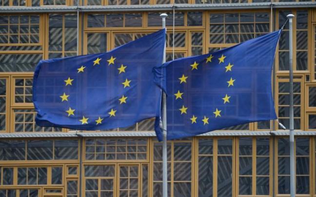 Banderas de la UE en la sede de la Comisión Europea en Bruselas. Banderas de la UE en la sede de la Comisión Europea en Bruselas.