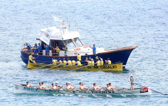 Los remeros de Orio celebran la victoria de ayer domingo en Lekeitio.