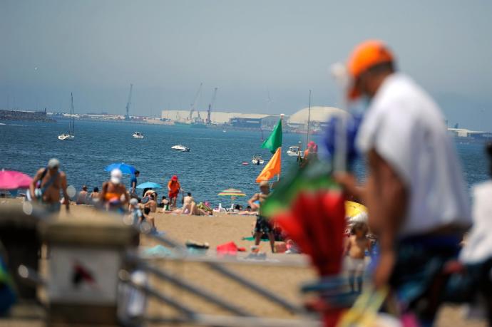 El sol de los últimos días de primavera anima a los vizcainos a acudir a las playas