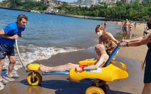 El programa Hondartza Denontzat facilita la estancia y el baño a personas con problemas de movilidad