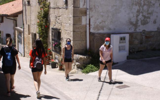 Visitantes con mascarilla paseando por Baquedano, antes de acceder al nacedero del Urederra. Visitantes con mascarilla paseando por Baquedano, antes de acceder al nacedero del Urederra.