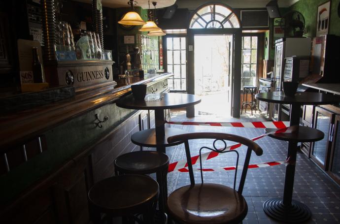 Interior de un bar de Vitoria cerrado durante la pandemia.