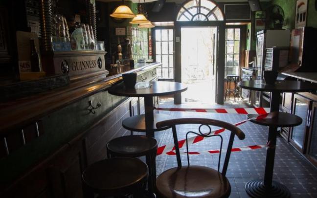 Interior de un bar de Vitoria cerrado durante la pandemia.